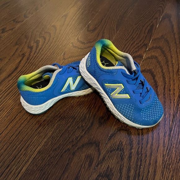 New balance boys sneakers in Vivid Cobalt/Sulphur Yellow size 6 - Picture 3 of 3